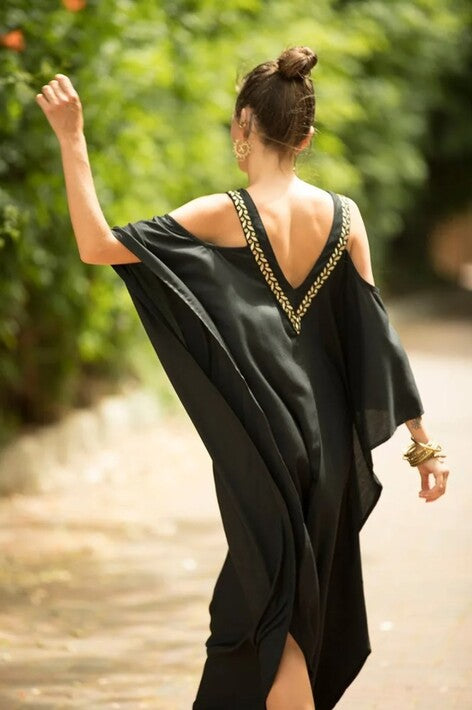 Vestido Longo Ciganinha Bordado Solto Túnica Plus Size preto decote v ombros a mostra kaftan