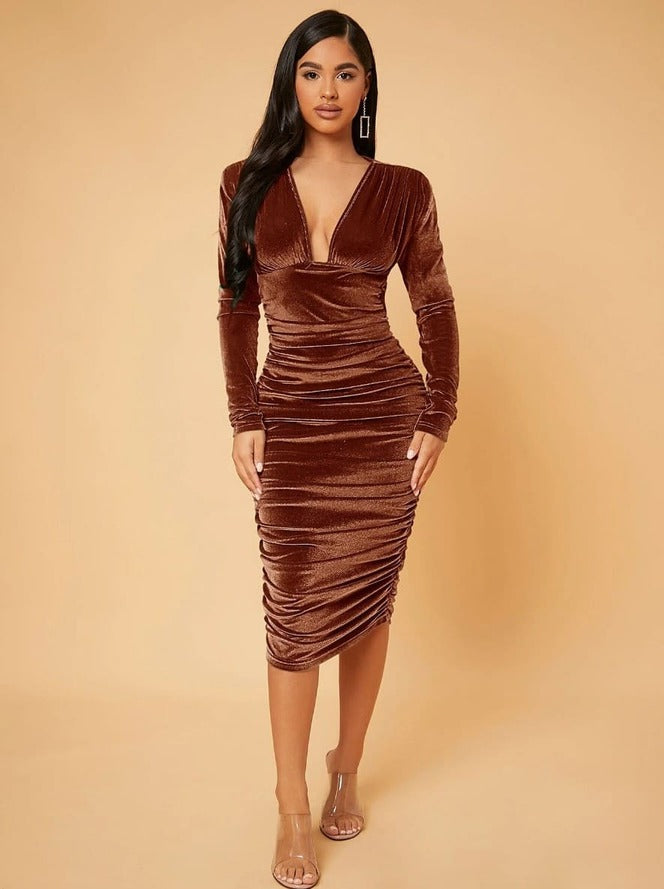 Vestido de Festa Tubinho de Veludo Decote Profundo marrom longuete