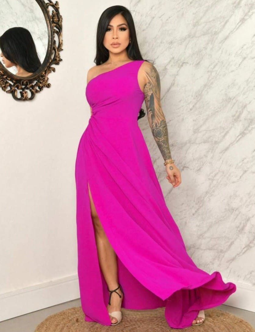 Vestido Longo de Festa Recorte e Fenda casamento formatura madrinha um ombro fúcsia