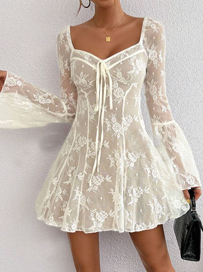 Vestido de Festa de Renda Manga Flare branco decotado curto transparências