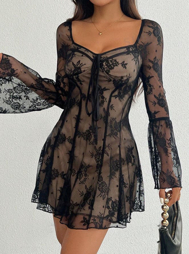 Vestido de Festa de Renda Manga Flare preto decotado curto transparências
