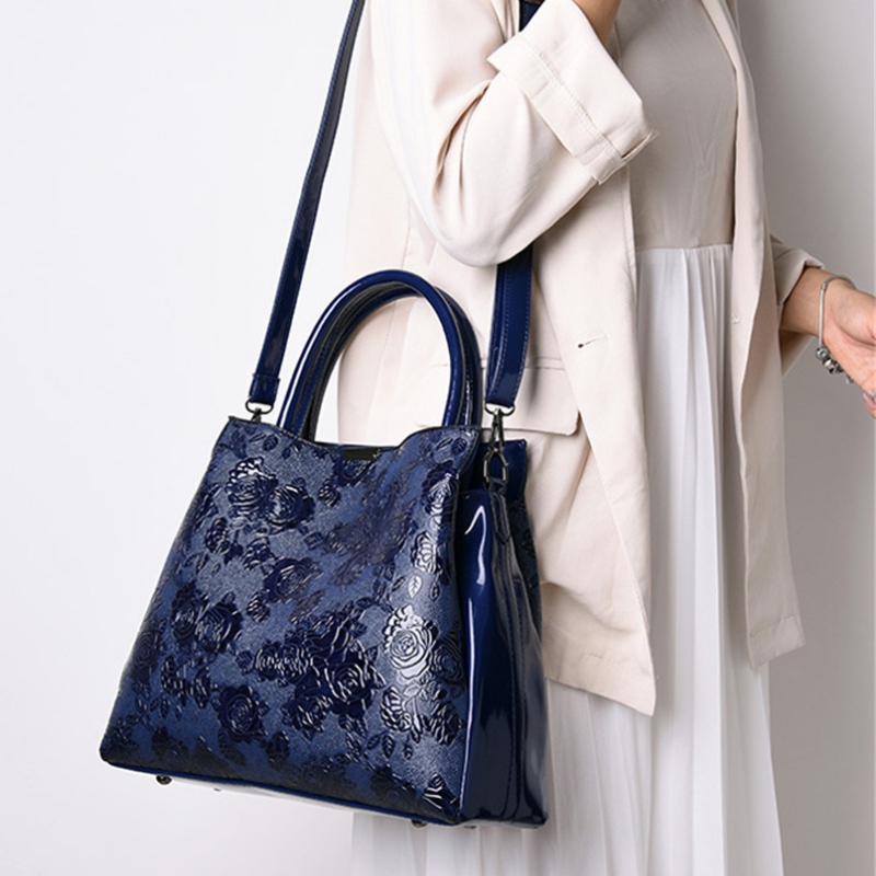 Bolsa de Mão Relevo Rosas Couro alça transversal azul