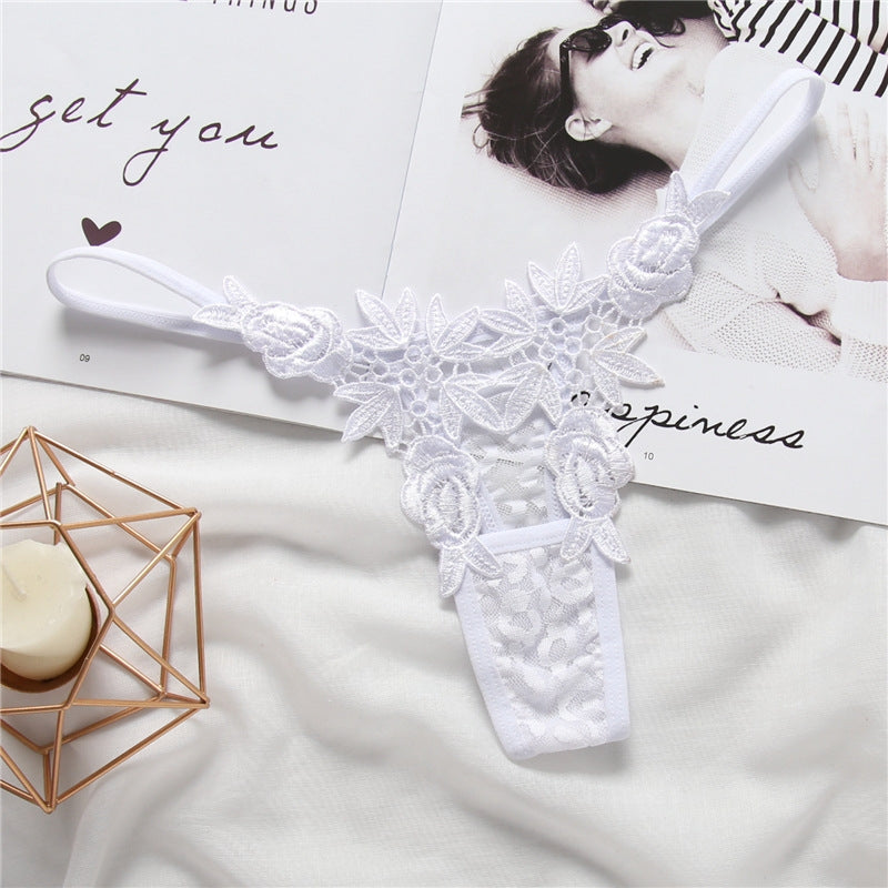 Calcinha sexy, erótica, de renda, vazada e com detalhes. Cor: Branco.