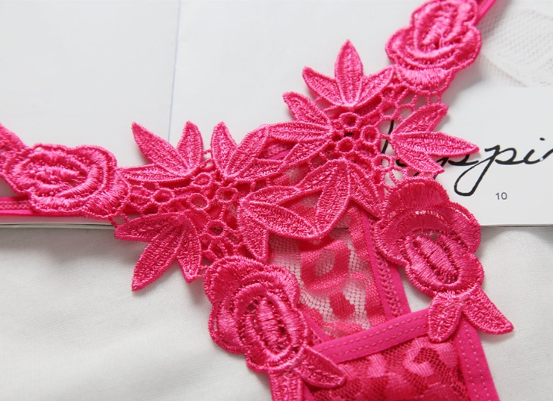 Calcinha sexy, erótica, de renda, vazada e com detalhes. Cor: Rosa Pink.