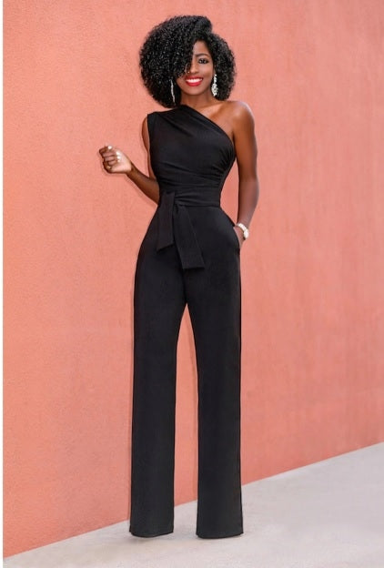 macacão acinturado alça um ombro preto