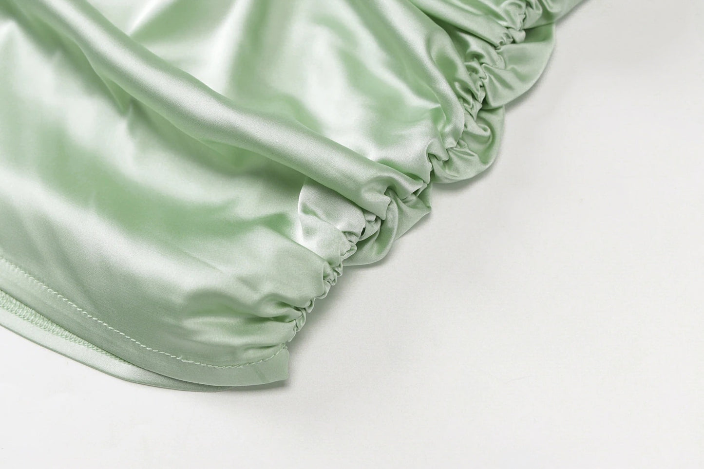 vestido de festa de cetim curto drapeado alcinha sensual brilhante brilhoso sexy sensual alcinha transpassado traçado colado levinho brilhante brilhoso liso decote decotado pregueado franzido ajustável costas nuas verde