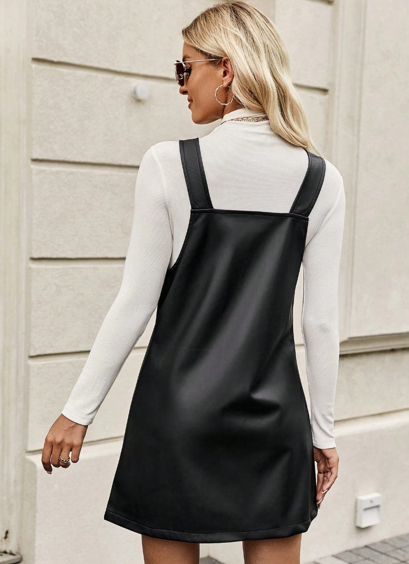 Vestido de Couro Curto Elegance regata salopete preto look inverno