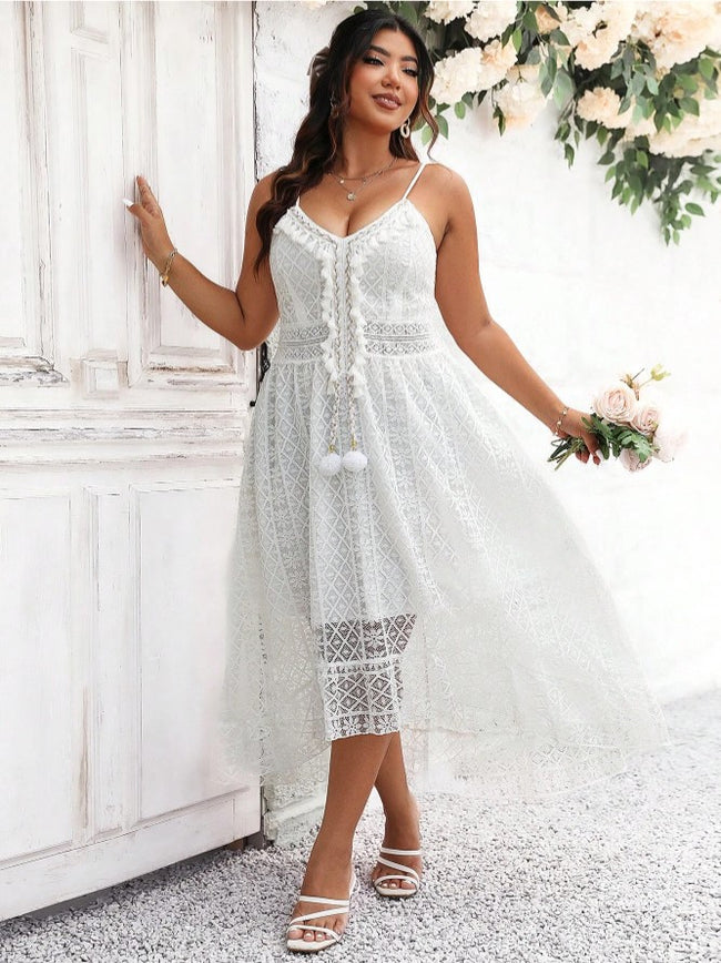 Vestido boho aberto nas costas com pompons