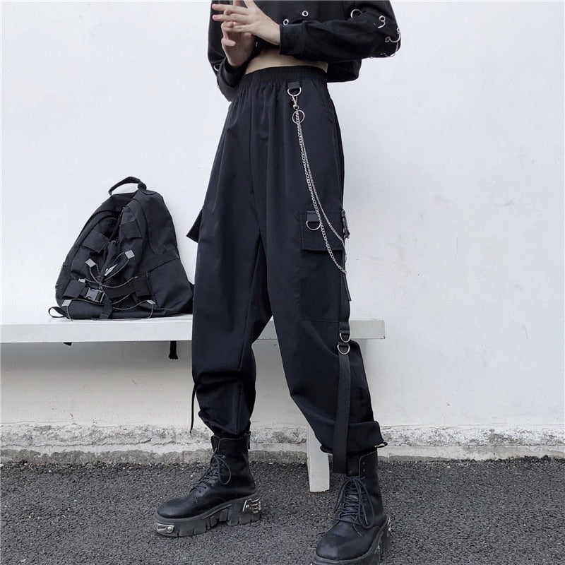 Calça Cargo Preta com Bolsos Corrente