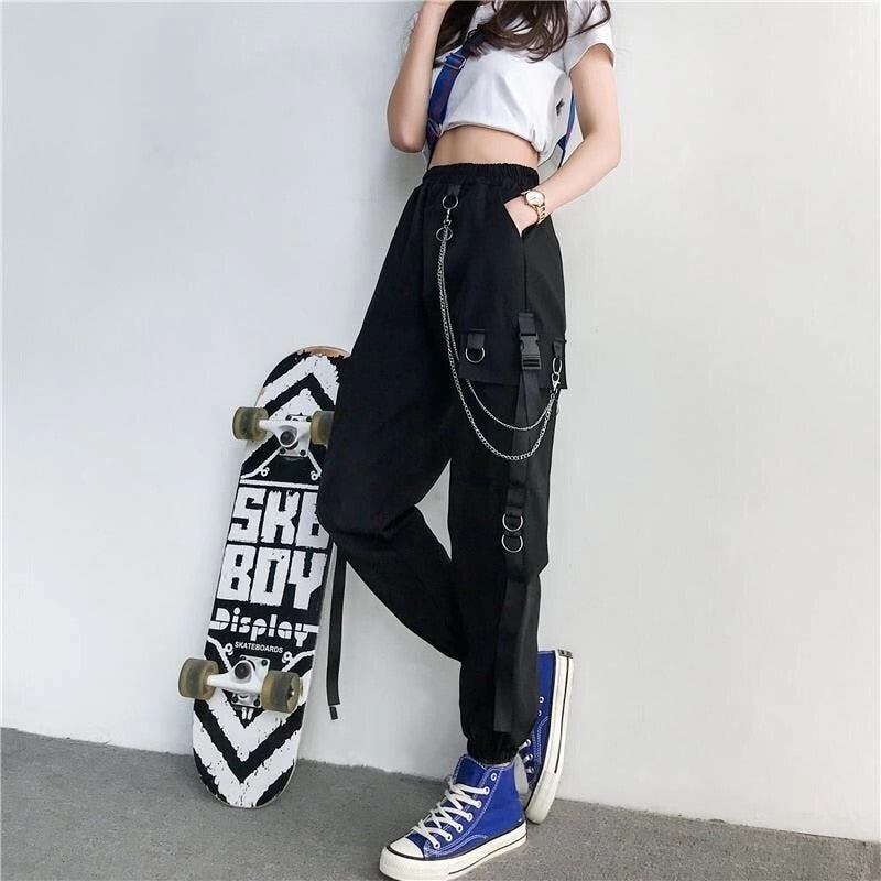 Calça Cargo Preta com Bolsos Corrente