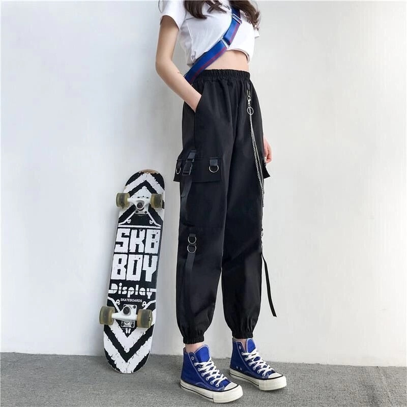 Calça Cargo Preta com Bolsos Corrente