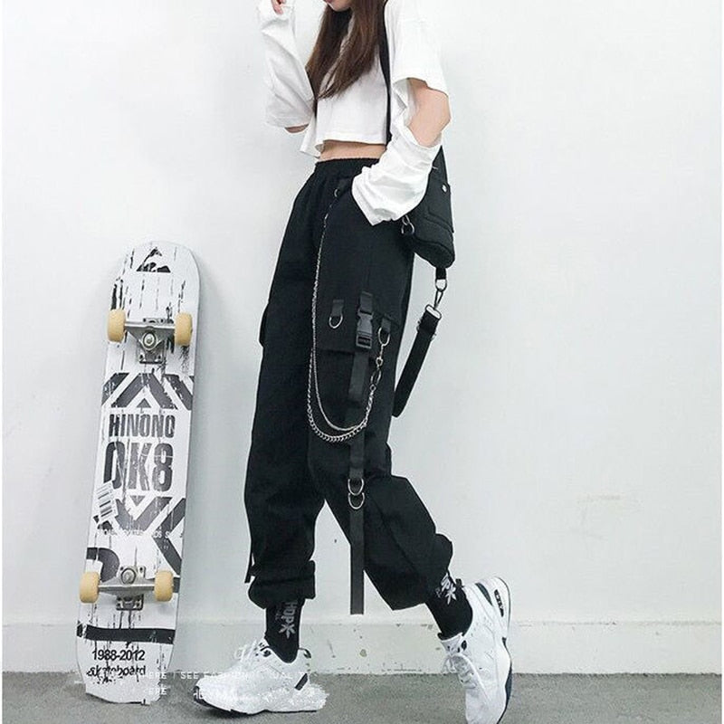 Calça Cargo Preta com Bolsos Corrente