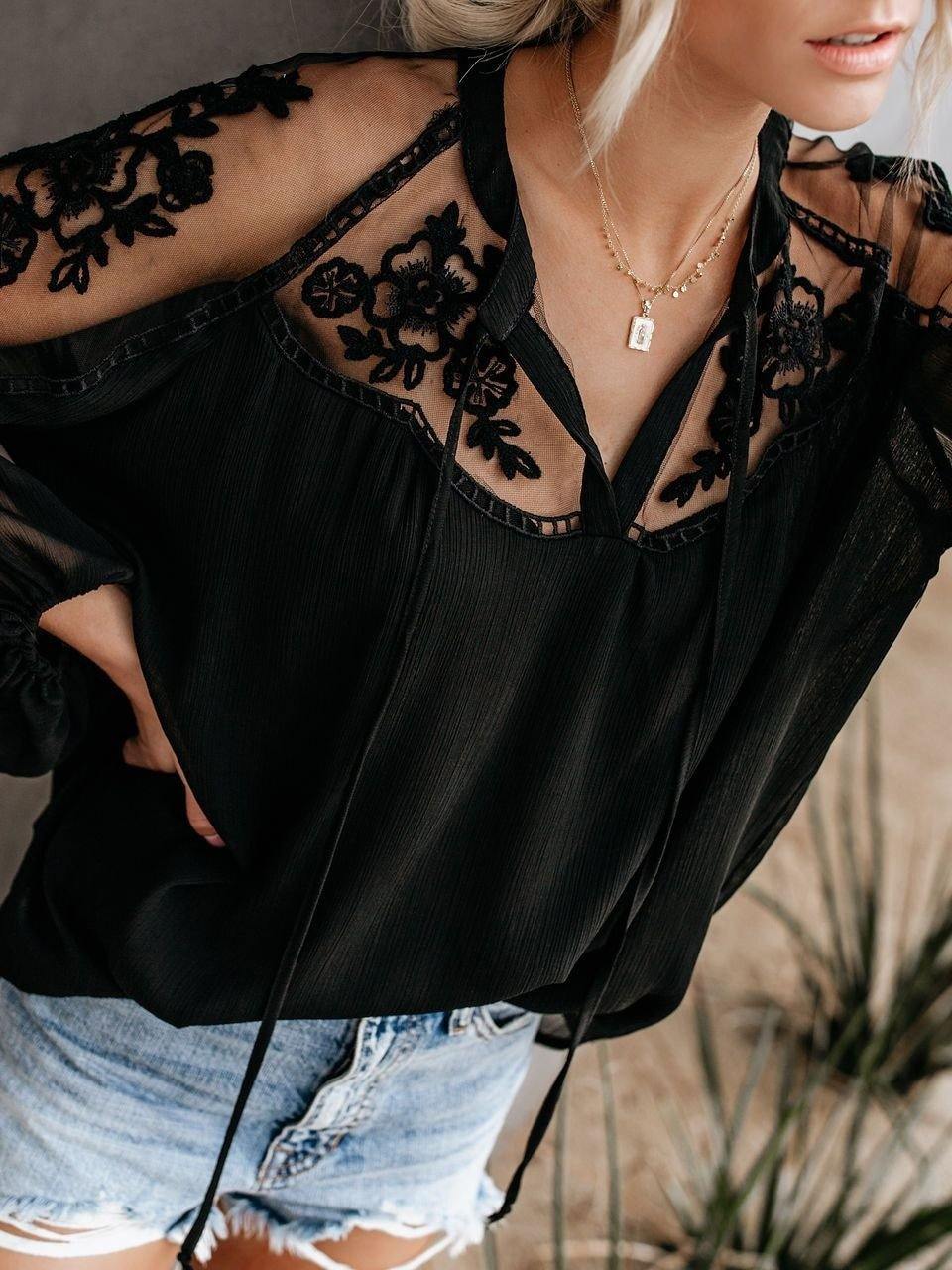 Blusa Bordada preta Transparências ombros de fora manga princesa