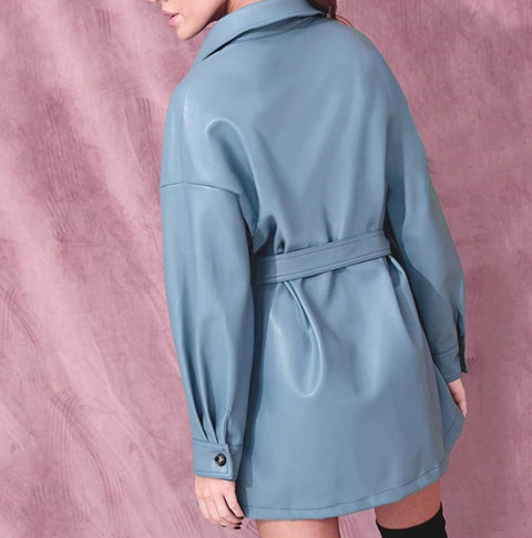 casaco de couro azul claro
