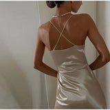 vestido de festa midi com fenda cetim brilhante brilhoso sexy sensual alcinha transpassado colado levinho brilhante brilhoso liso decote decotado pregueado franzido nude champagne