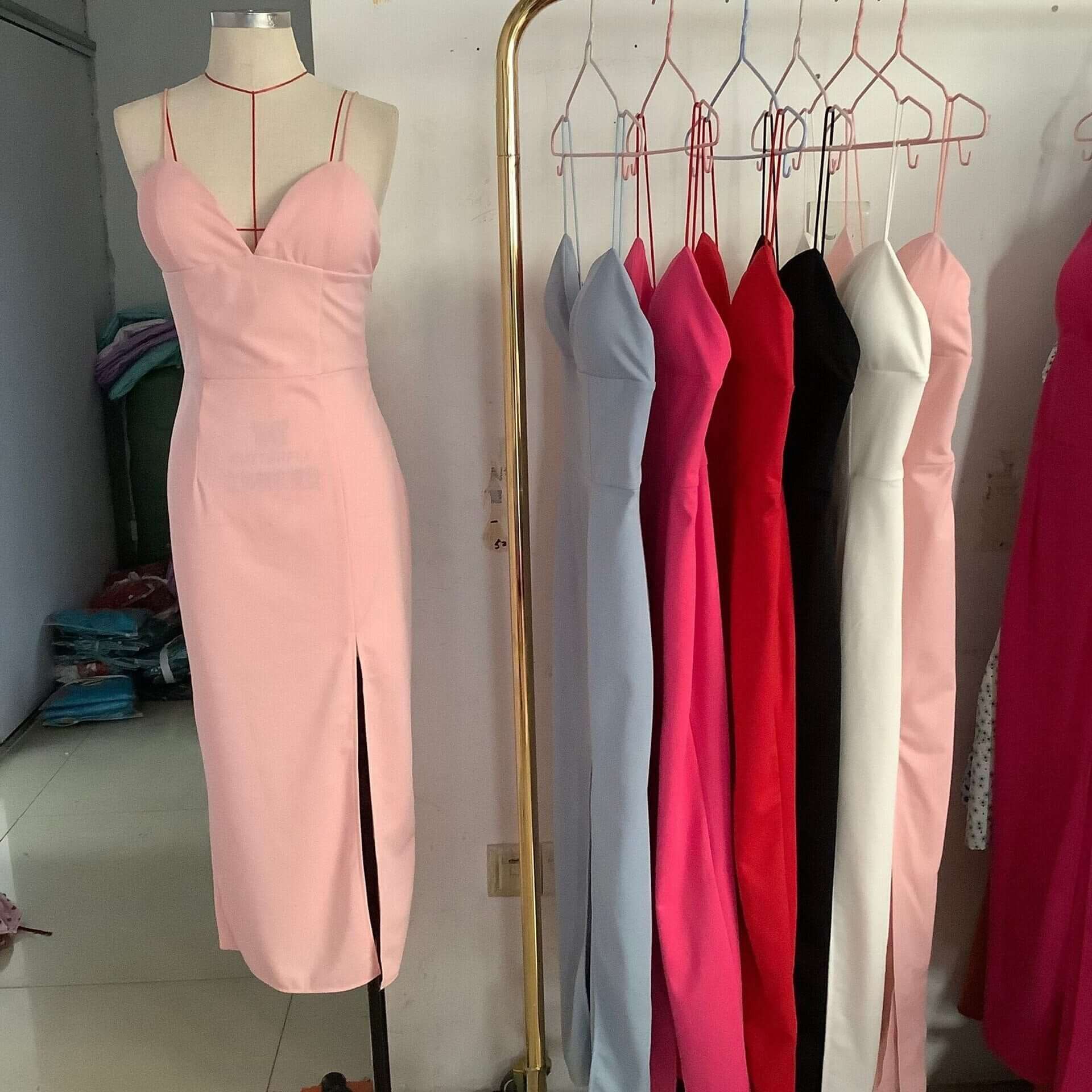 vestido de festa midi tubinho fenda decote profundo alcinha sensual sexy festa luxo brilhante brilhoso elegante verão acinturado costas nuas rosa claro azul claro rosa escuro vermelho preto branco