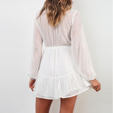 vestido curto branco manga longa renda poá decote trançado