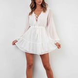 vestido curto branco manga longa renda poá decote trançado
