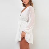vestido curto branco manga longa renda poá decote trançado
