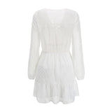 vestido curto branco manga longa renda poá decote trançado