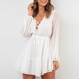 vestido curto branco manga longa renda poá decote trançado