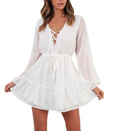 vestido curto branco manga longa renda poá decote trançado