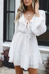 vestido curto branco manga longa renda poá decote trançado