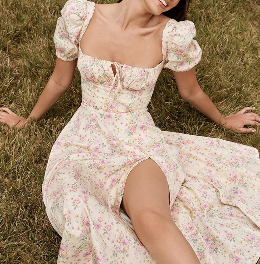 Vestido Floral Midi Romance Decotado Manga Curta