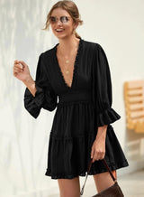 vestido preto curto de manga longa acinturado decote v