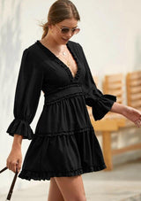 vestido preto curto de manga bufante acinturado decote v