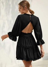 vestido preto curto de manga longa acinturado decote v